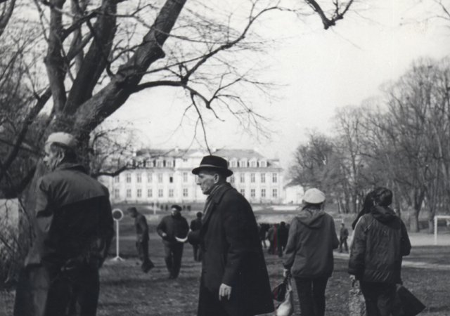 autor fot. nieznany (prawdopodobnie jednak Maja Sokołowska), rok nieznany, od lewej odwrócony Andrzej Osadziński, obok po prawej major Mickunas (nie znamy imienia), w trakcie ustawiania krosu w parku należącym do kompleksu pałacowego w Wolborzu